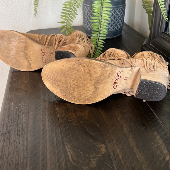 Dingo ankle boots with side zipper in tan suede. Gently worn. Size 7.5 - Picture 3 of 5